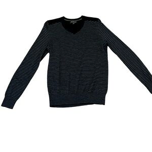 BANANA REPUBLIC v neck lightweight sweater Medium gray black wool